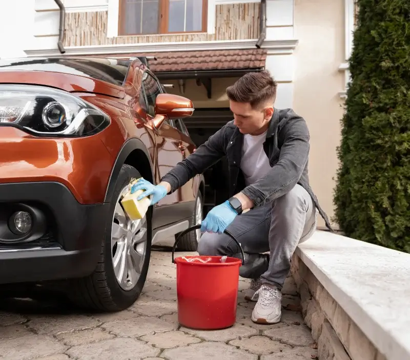 Lavage auto à domicile Lizac : professionnel intervenant sur un véhicule